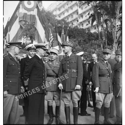 Lors d'une cérémonie franco-anglo-américaine au monument aux morts d'Alger, l'amiral britannique Andrew Cunningham, commandant la flotte en Méditerranée et le général d'armée Henri Giraud, commandant en chef des forces françaises en AFN (Afrique française du Nord), s'entretiennent par l'intermédiaire du capitaine Beaufre.