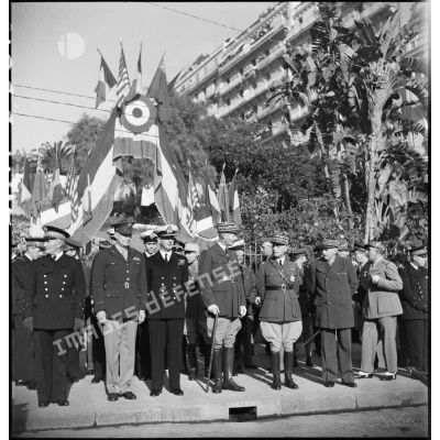 Photographie de groupe des autorités militaires présentes lors d'une cérémonie franco-anglo-américaine à Alger.