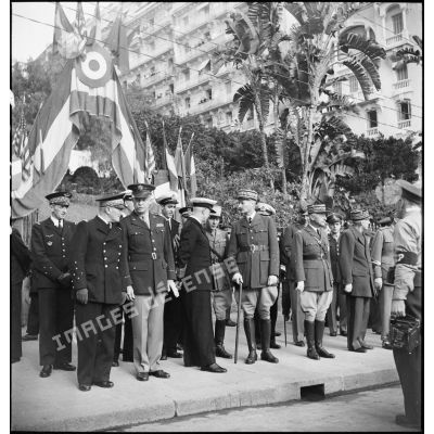 Photographie de groupe des autorités militaires présentes lors d'une cérémonie franco-anglo-américaine à Alger.