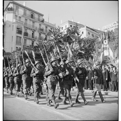 Défilé du 19e RG (régiment du génie) devant les autorités militaires lors d'une cérémonie franco-anglo-américaine au monument aux morts d'Alger.