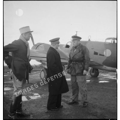 Avant son départ pour Bône, l'amiral François Darlan, haut-commissaire de France en AFN (Afrique française du Nord), s'entretient avec le pilote de son appareil, le lieutenant Person. A leur côté, le capitaine Weiss.