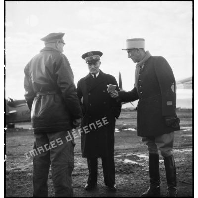 Avant son départ pour Bône, l'amiral François Darlan, haut-commissaire de France en AFN (Afrique française du Nord), s'entretient avec le lieutenant Person, pilote de son appareil et le capitaine Weiss.