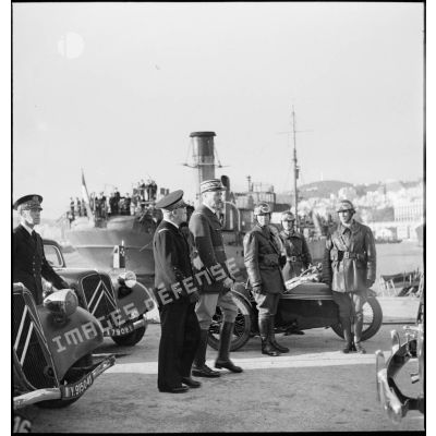 Arrivée des autorités militaires pour une cérémonie sur le port d'Alger.