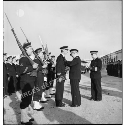 Lors d'une cérémonie, l'amiral François Darlan, haut-commissaire de France en AFN (Afrique française du Nord), remet la Croix de guerre au capitaine de corvette Jean L'Herminier, commandant du sous-marin Casabianca.