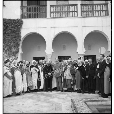 Réception à Alger de chefs nord-arficains par l'amiral François Darlan, haut-commissaire de France en AFN.