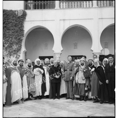 A l'occasion de la fête de l'Aïd el-Kébir, l'amiral François Darlan, haut-commissaire de France en AFN (Afrique française du Nord), reçoit des chefs musulmans en présence du général d'armée Henri Giraud, commandant en chef des forces françaises en AFN au Palais d'été du Dey à Alger.
