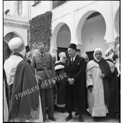 Le général d'armée Henri Giraud, commandant en chef des forces françaises en AFN (Afrique française du Nord), est en compagnie de chefs musulmans reçus au Palais d'été du Dey à Alger par le haut-commissaire de France dans le cadre des fêtes de l'Aïd el-Kébir.