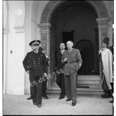 L'amiral François Darlan, haut-commissaire de France en AFN (Afrique française du Nord), sort du Palais d'été accompagné d'Yves-Charles Châtel, gouverneur général d'Algérie et de Maurice Gonon, secrétaire général du gouvernement général.
