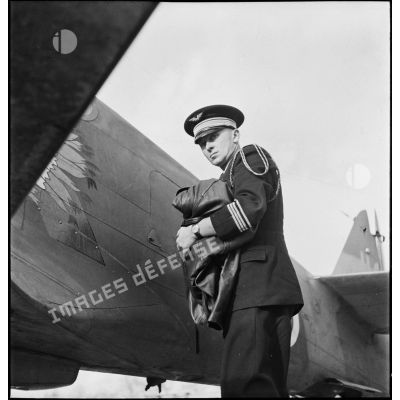 Portrait du commandant Constantin Rozanoff, commandant du groupe de chasse II/5 La Fayette près de son avion Curtiss P-40 Warhawk sur l'aérodrome de Maison-Blanche à Alger.