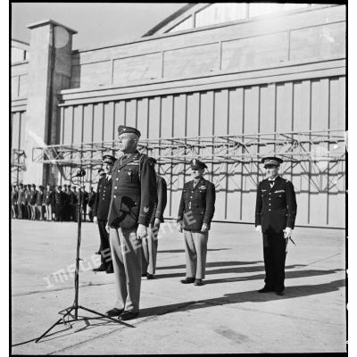 Pendant la cérémonie sur l'aérodrome de Maison-Blanche à Alger en l'honneur du GC II/5 La Fayette, le colonel Harold Willis prononce un discours.