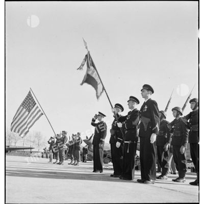 Le drapeau américain et sa garde pendant la cérémonie sur l'aérodrome de Maison-Blanche à Alger, en l'honneur du groupe de chasse II/5 La Fayette. A ses côtés, le drapeau de la 5e escadre aérienne à laquelle appartient le GC II/5.