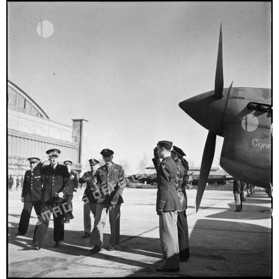 Revue des troupes pendant la cérémonie sur l'aérodrome de Maison-Blanche à Alger en l'honneur du GC II/5 La Fayette.