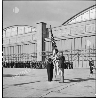 Pendant la cérémonie sur l'aérodrome de Maison-Blanche à Alger en l'honneur du GC II/5 La Fayette, le colonel américain Harold Willis remet symboliquement au commandant Constantin Rozanoff, commandant le groupe de chasse, le drapeau des Etats-Unis.