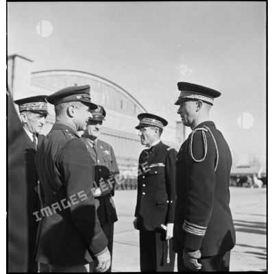 Pendant la cérémonie sur l'aérodrome de Maison-Blanche à Alger en l'honneur du GC II/5 La Fayette, le commandant Constantin Rozanoff, commandant le groupe de chasse s'entretient avec les autorités américaines et françaises.