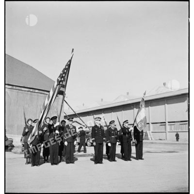 A l'issue de la cérémonie en l'honneur du groupe de chasse II/5 La Fayette sur l'aérodrome de Maison-Blanche à Alger, présentation du drapeau américain remis symboliquement au groupe de chasse au côté de celui de la 5e escadre aérienne.