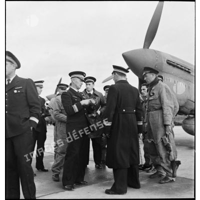 A l'issue de la cérémonie sur l'aérodrome de Maison-Blanche à Alger en l'honneur du GC II/5 La Fayette, le commandant Constantin Rozanoff, commandant le groupe de chasse, s'entretient avec des officiers et des membres de son unité.