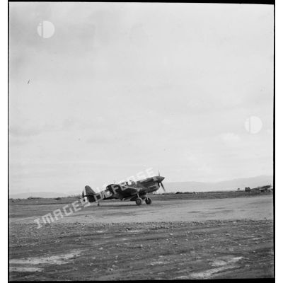 Atterrissage du premier avion de chasse Curtiss P-40 Warhawk du groupe de chasse II/5 La Fayette sur l'aérodrome de Maison-Blanche à Alger.