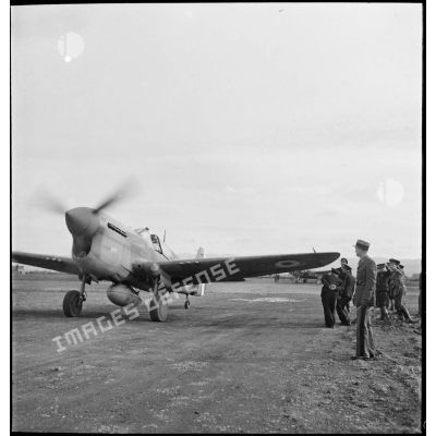 Atterrissage de l'avion de chasse Curtiss P-40 Warhawk du commandant Constantin Rozanoff, commandant du groupe de chasse II/5 La Fayette sur l'aérodrome de Maison-Blanche à Alger.