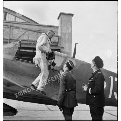 Arrivée du commandant Constantin Rozanoff, commandant du groupe de chasse II/5 La Fayette sur l'aérodrome de Maison-Blanche à Alger.