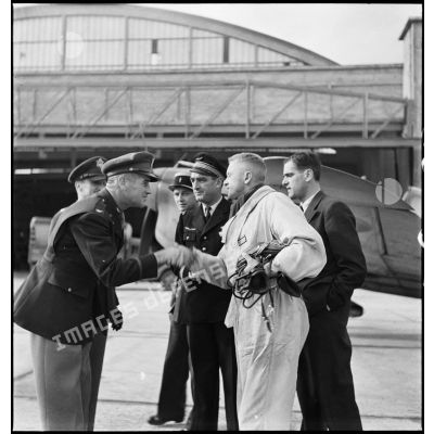 A son arrivée sur l'aérodrome de Maison-Blanche à Alger, le commandant Constantin Rozanoff, commandant du groupe de chasse II/5 La Fayette, est présenté au colonel Chenef de l'US Air force.