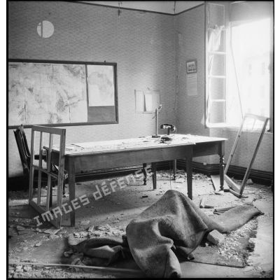 Le bureau du lieutenant-colonel Zelle, chef d'état-major de la DMA (Division de marche d'Alger), dévasté par le bombardement allemand d'Alger du 24 novembre 1942.
