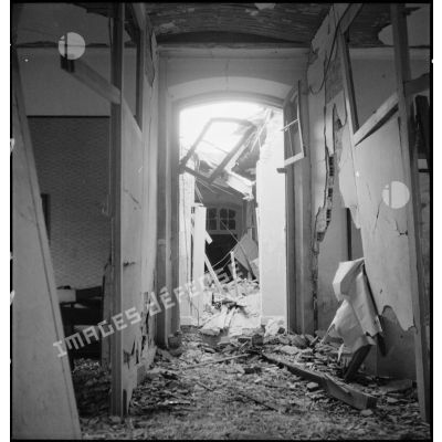 Un couloir de l'état-major de la DMA (Division de marche d'Alger), dévasté par le bombardement allemand d'Alger du 24 novembre 1942.