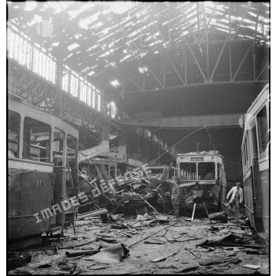 Le dépôt du CFRA (Société des chemins de fer sur routes d'Algérie), dévasté par le bombardement allemand d'Alger du 24 novembre 1942.