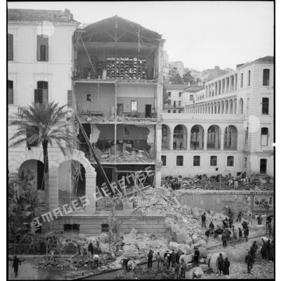 Façade du lycée Bugeaud en partie détruite après le bombardement allemand d'Alger du 24 novembre 1942.