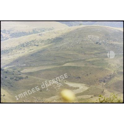 Au loin, l'avance de l'armée israélienne au Liban sud lors de l'opération "Paix en Galilée".