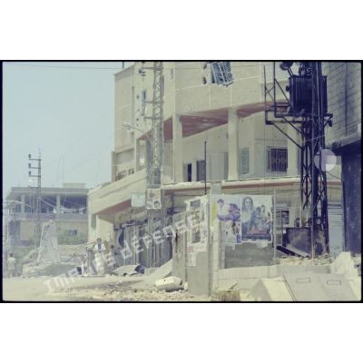 Vestiges de guerre photographiés lors de l'opération israélienne "Paix en Galilée" au Liban sud.