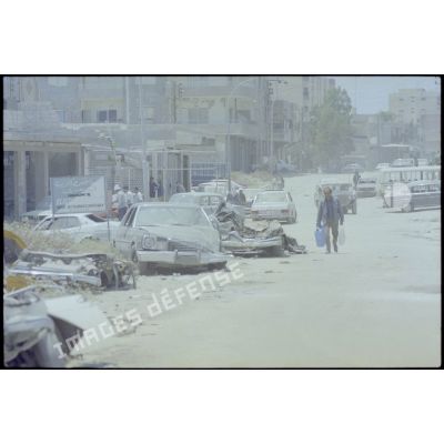 Vestiges de guerre photographiés lors de l'opération israélienne "Paix en Galilée" au Liban sud.