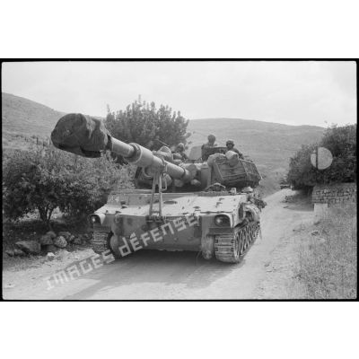 La progression de canons automoteurs israéliens de 155 mm M-109 lors de l'opération "Paix en Galilée" au Liban sud.