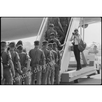 Embarquement des légionnaires à l'aéroport de Calvi.