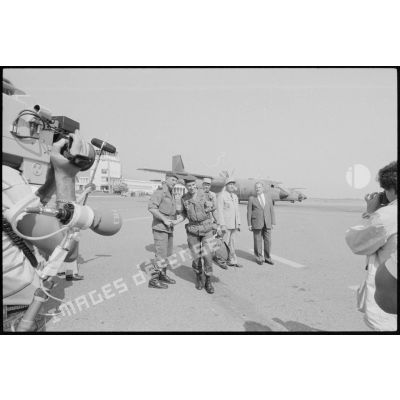 Le général Schmitt saluant le général Granger à l'aéroport de Calvi lors du départ des troupes françaises pour Beyrouth.