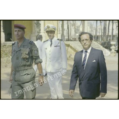 Le secrétaire d'Etat à la Défense, Georges Lemoine, le général Granger et l'amiral Klotz, passant en revue les troupes françaises à Beyrouth.