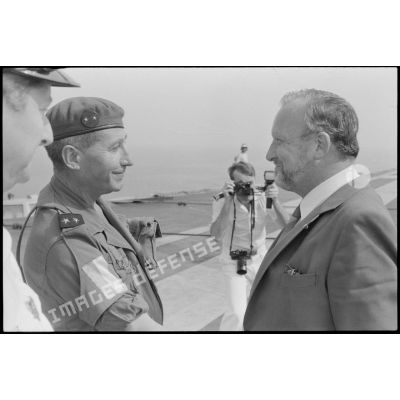 Le général Granger accueille Charles Hernu sur le porte-avions Foch.