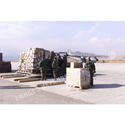 Dépollution du dépôt de munitions de l'aéroport de Kaboul par le 17e régiment du génie parachutiste.
