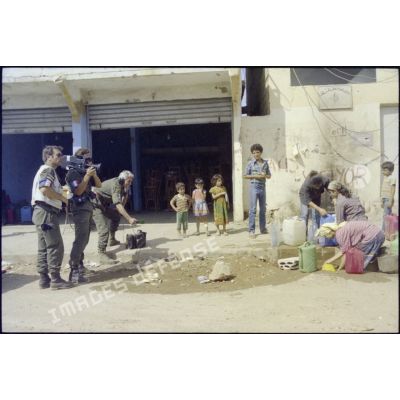Equipe ECPA filmant la population de Chatila, Beyrouth.
