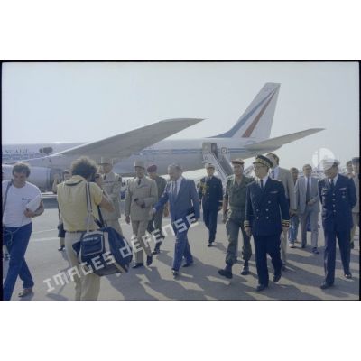 Charles Hernu et les autorités civiles et militaires du contingent français de la FMI sur l'aéroport de Bastia.
