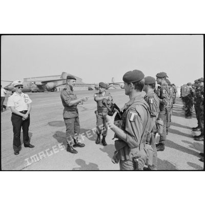 Le général Schmitt passe en revue les troupes de la 11e DP en partance pour Beyrouth.