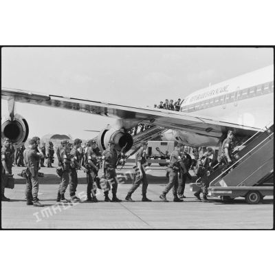 Embarquement des hommes du 3e RPIMa à bord d'un DC 8 72 CF.