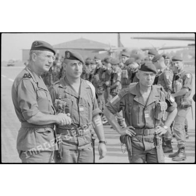 Le général Schmitt, le lieutenant-colonel Roudeillac et le capitaine Bumont avant le départ du 3e RPIMa pour Beyrouth.