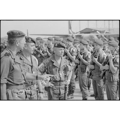 Le général Schmitt, le lieutenant-colonel Roudeillac et le capitaine Bumont avant le départ du 3e RPIMa pour Beyrouth.