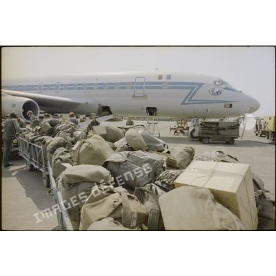 Chargement des sacs à dos des hommes du 3e RPIMa à bord d'un DC 8.