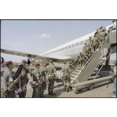Des hommes du 3e RPIMa envoyés au Liban embarquent à bord d'un DC 8 72 CF