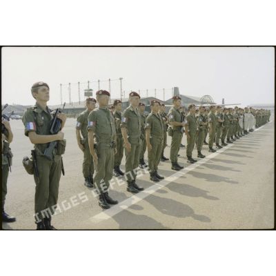 Hommes du 3e RPIMa au garde-à-vous sur la base aérienne 125 d'Istres.