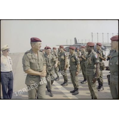 Le général Schmitt passe en revue les hommes du 3e RPIMa sur la base aérienne d'Istres avant leur départ pour le Liban.
