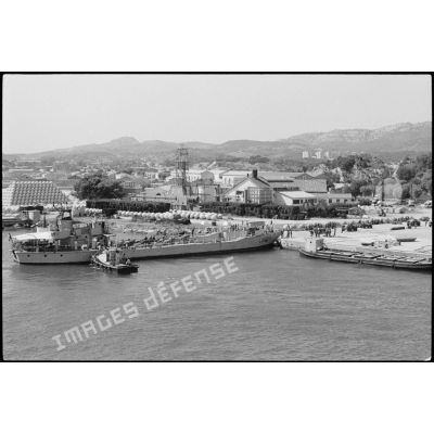 Plan large sur un EDIC dans le port de Toulon.
