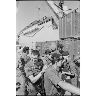 Soldats du RICM avant l'embarquement à bord du TCD Orage.