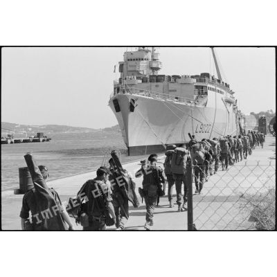 Le personnel du RICM se dirigeant vers le TCD Orage pour l'embarquement.